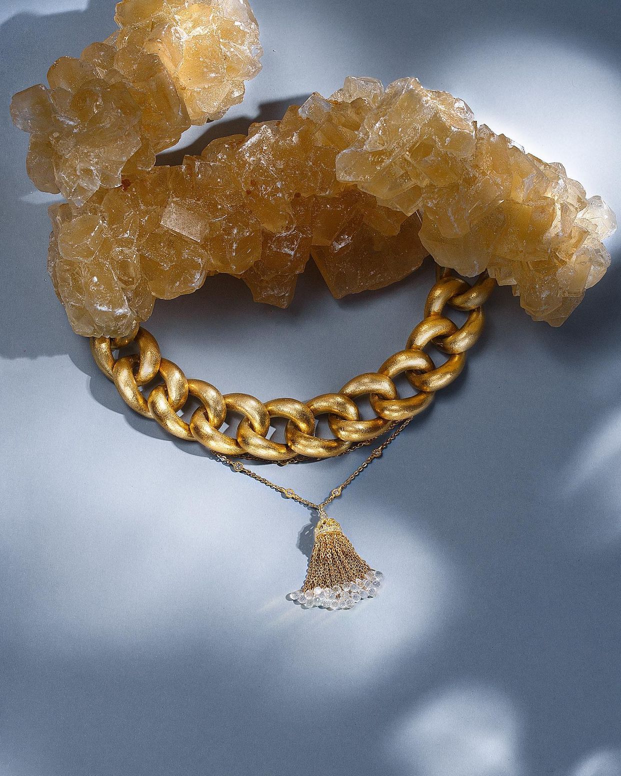 Колье-браслет с белыми сапфирами и бриллиантами из желтого золота 750 пробы, фото № 3
