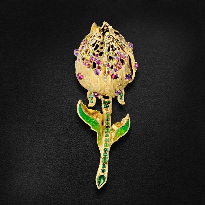 Кулон с распускающимся бутоном из коллекции Diamond Flowers с цветными камнями, бриллиантами и эмалью в желтом золоте 750 пробы, фото № 2