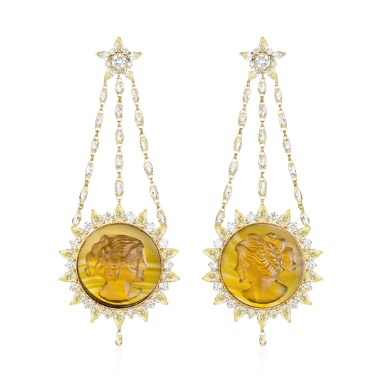 Серьги с камеей на сердолике, желтыми и белыми бриллиантами из желтого золота 750 пробы (арт. 91496)