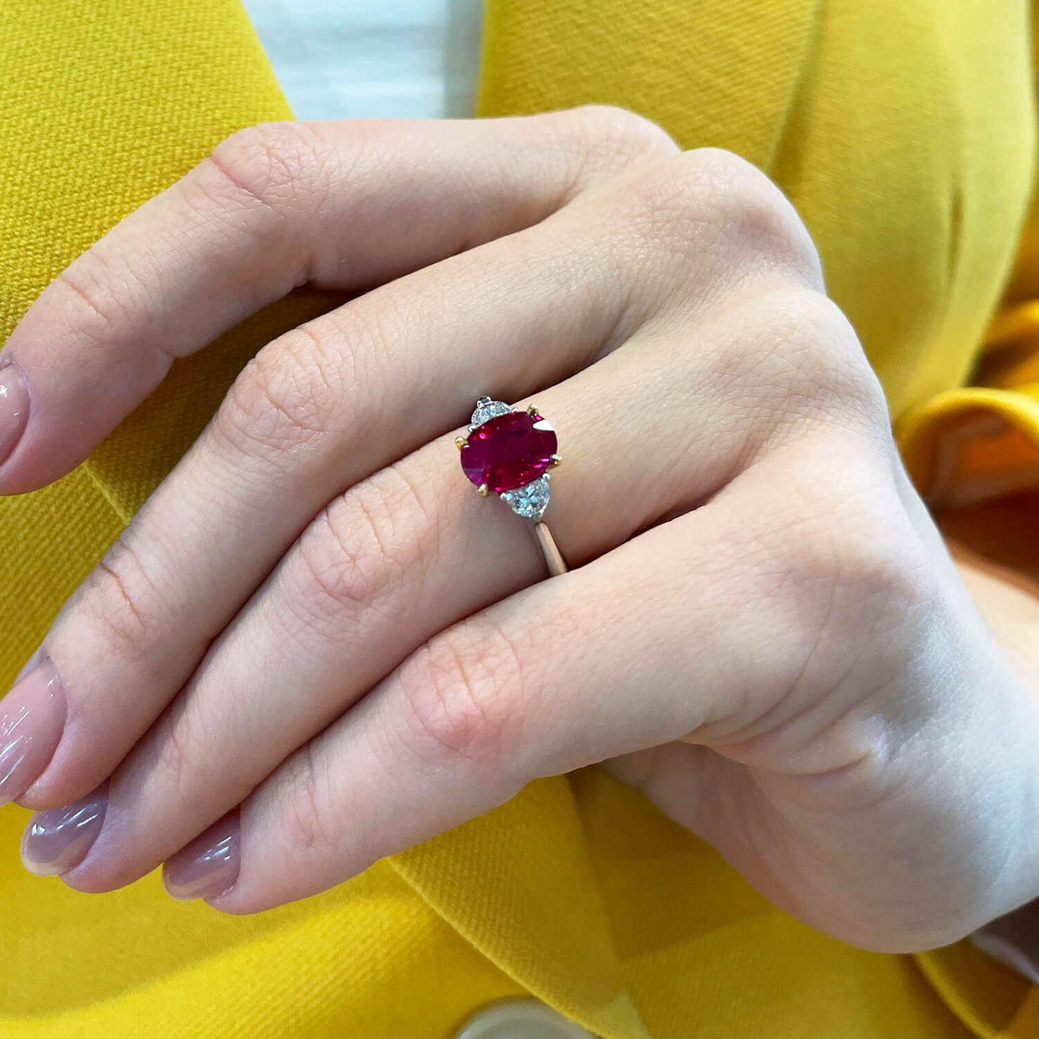Кольцо с рубином цвета Голубиная кровь, бриллиантами из белого золота 750 пробы, фото № 3