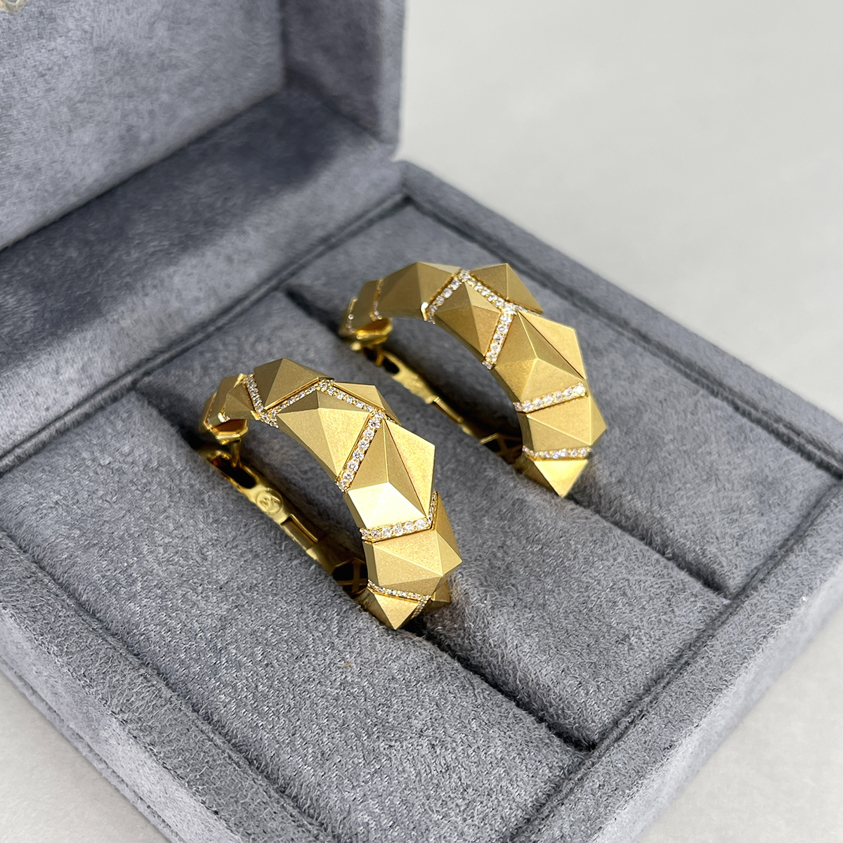 Серьги с бриллиантами из желтого золота 750 пробы, фото № 4