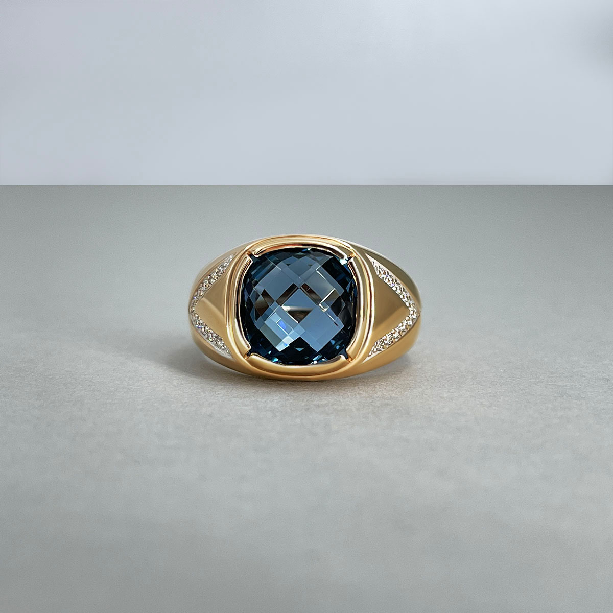 Мужское кольцо с лондон топазом, бриллиантами из красного золота 585 пробы, фото № 2