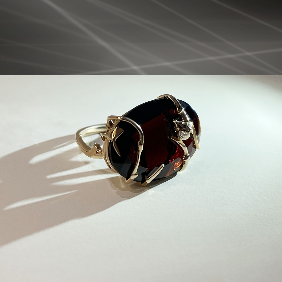 Кольцо с гранатом, бриллиантами из красного золота 585 пробы, фото № 2