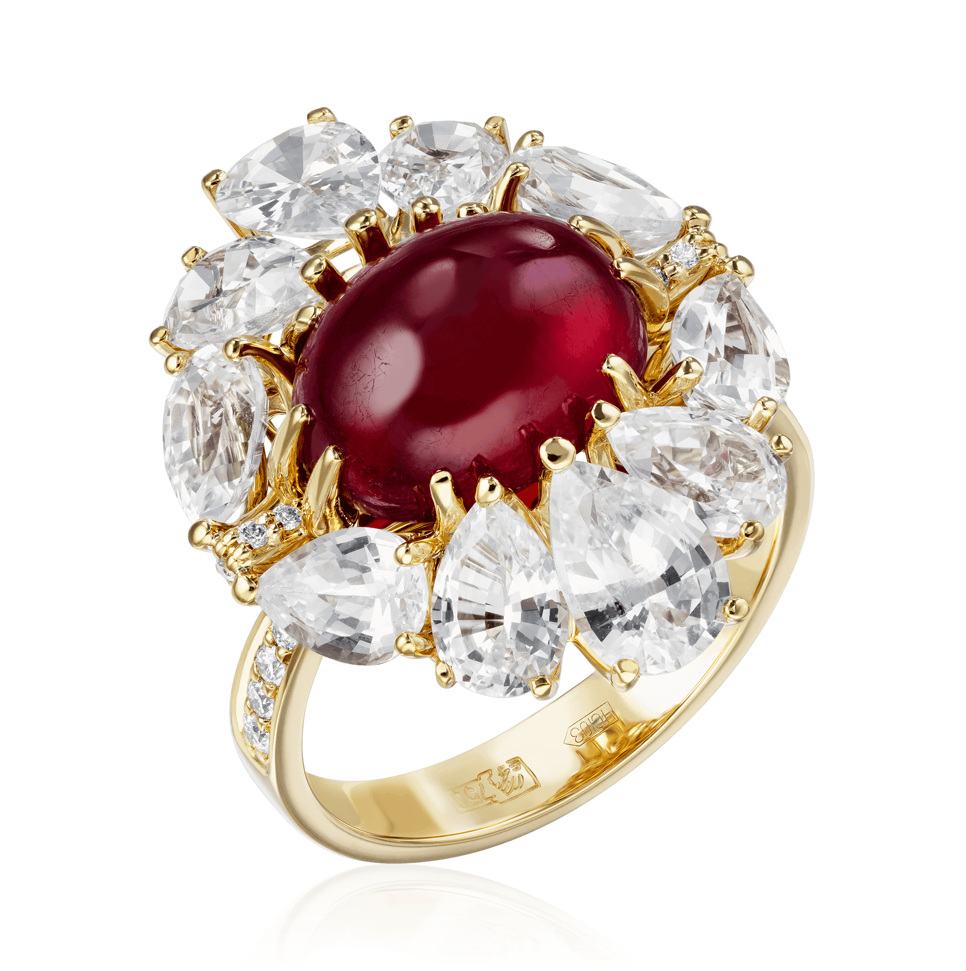 Кольцо с рубином, белыми сапфирами, бриллиантами из желтого золота 750 пробы (арт. 90897)
