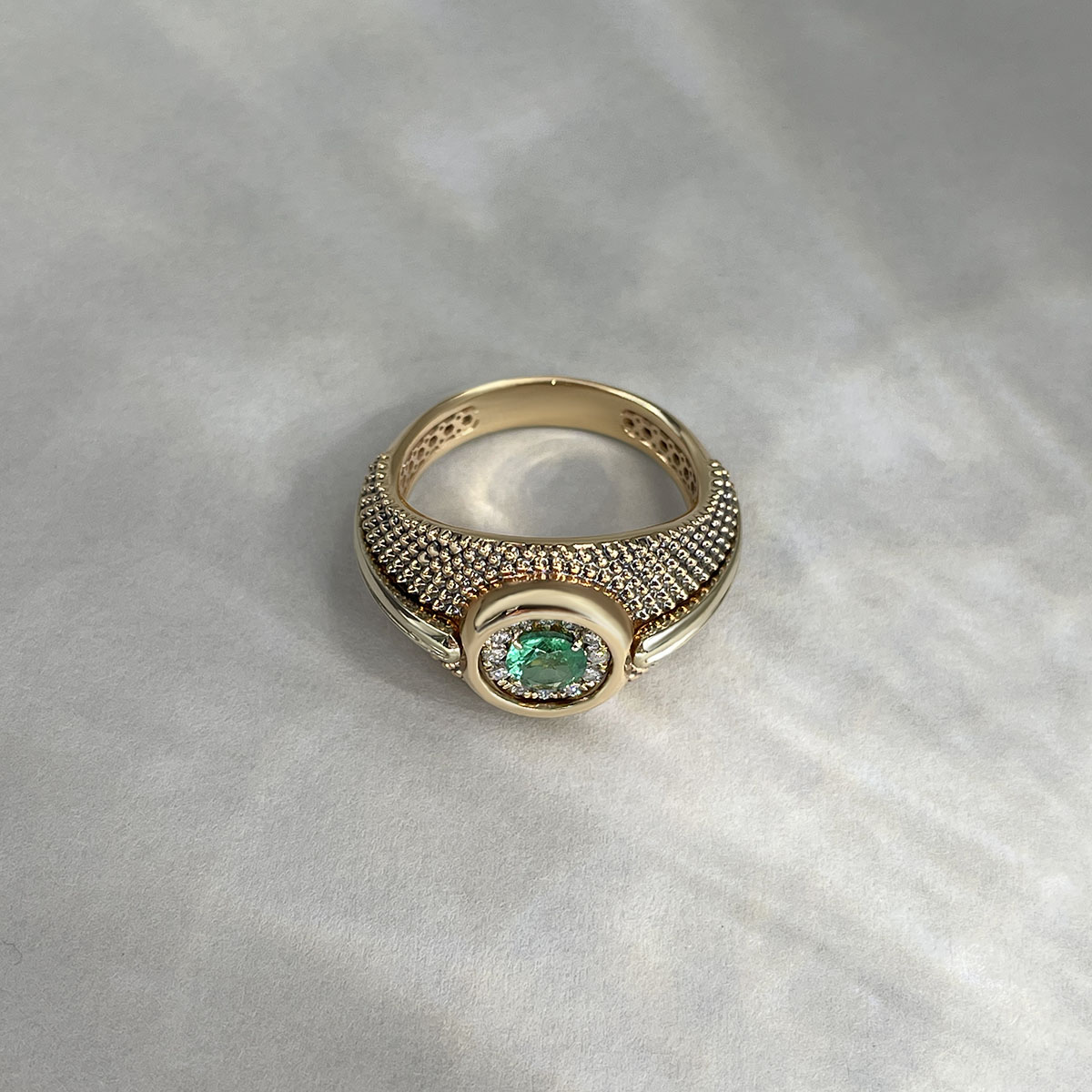 Мужское кольцо с изумрудом, бриллиантами из желтого золота 750 пробы, фото № 4
