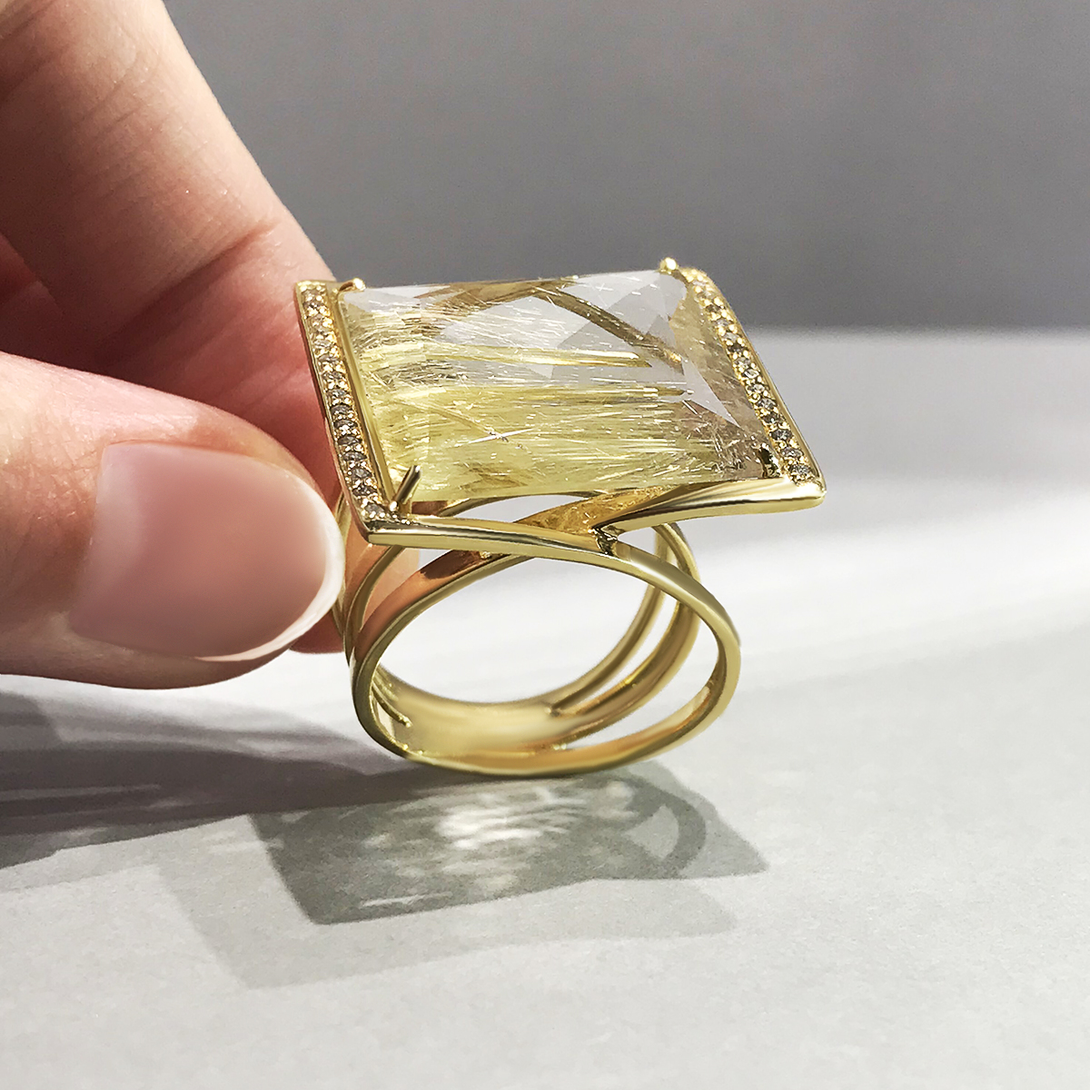 Кольцо VIANNA с бриллиантами, кварцем из желтого золота 750 пробы, фото № 4