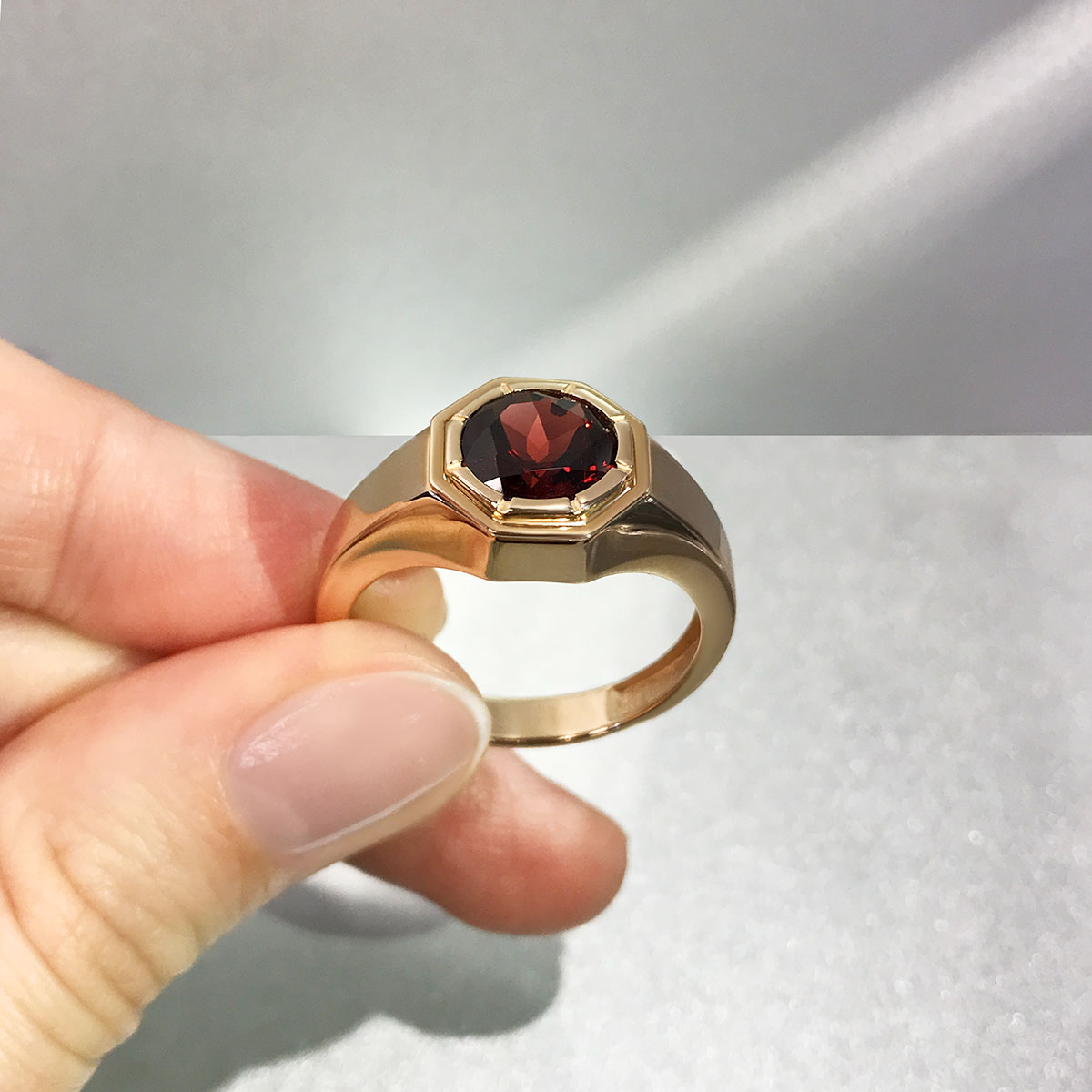 Мужское кольцо с гранатом из красного золота 585 пробы, фото № 3