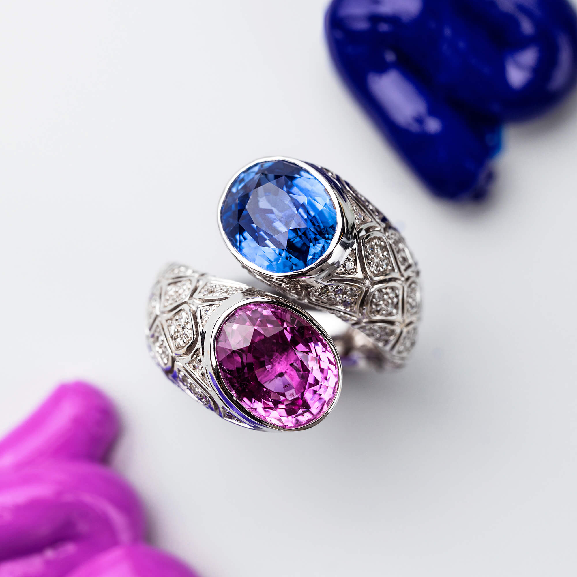 Кольцо с розовым и голубым цейлонскими сапфирами общим весом 9,37 карата и бриллиантами из белого золота 750 пробы (арт. 103788)