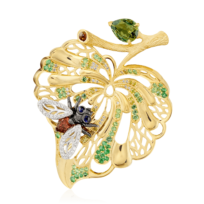 Брошь пчела на листке с сапфиром, бриллиантами, турмалином, демантоидом, тсаворитом из желтого золота 750 пробы (арт. 38738)