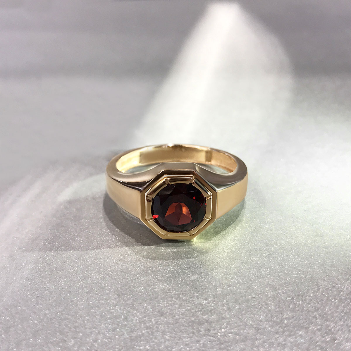 Мужское кольцо с гранатом из красного золота 585 пробы, фото № 2