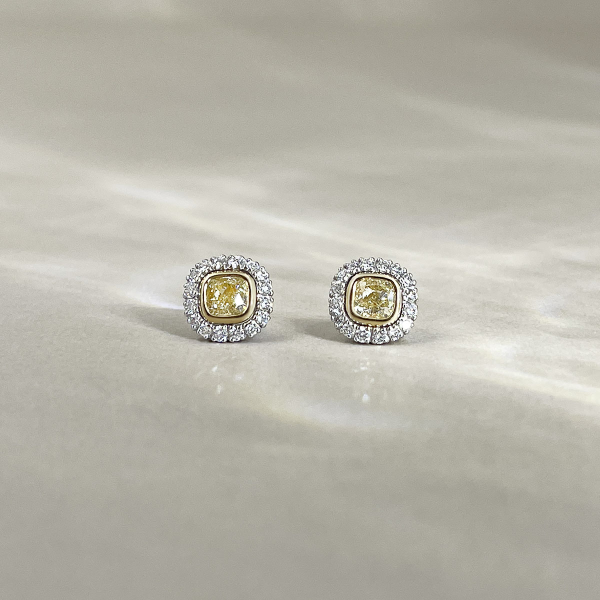 Серьги-пусеты с бриллиантами из желтого золота 750 пробы, фото № 2