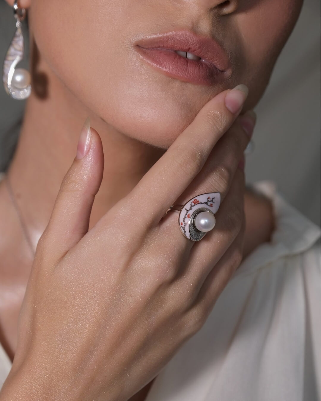 Кольцо с жемчугом, финифтью, бриллиантами из белого золота 585 пробы, фото № 2