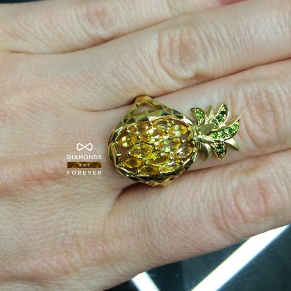 Кольцо Ананас с цветными камнями и бриллиантами в желтом золоте 750 пробы, фото № 3