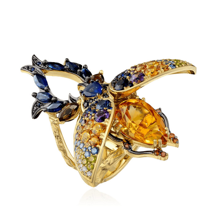 Кольцо жук-олень с цитрином, аметистом, кварцем, подвижными крыльями с бриллиантами, сапфиром фантазийным из комбинированного золота 750 пробы (арт. 36188)