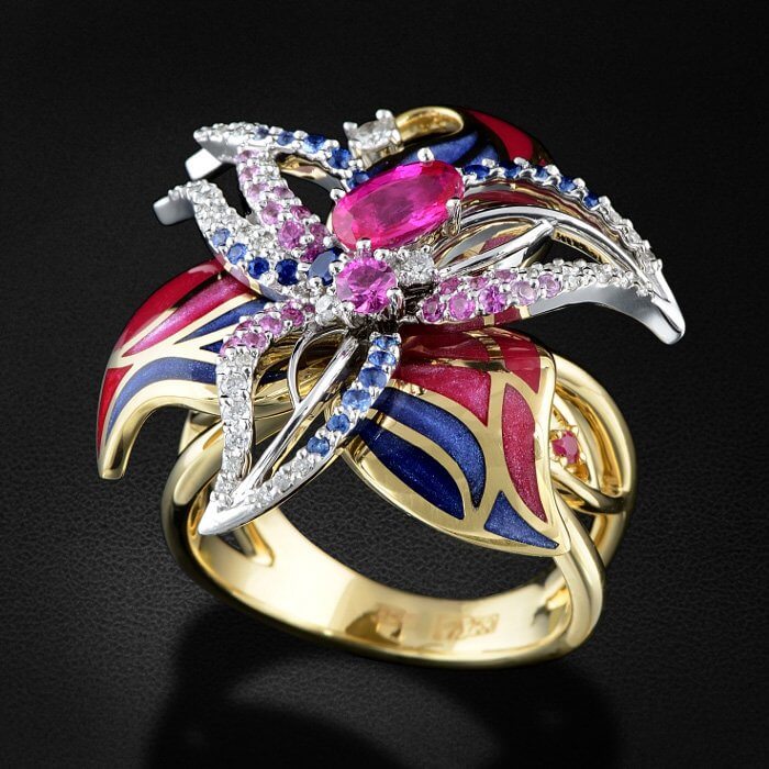 Кольцо цветок с эмалью, сапфирами цветными, бриллиантами, рубинами в комбинированном золоте 750 пробы, фото № 2