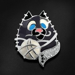 Серебряная подвеска в ювелирной эмали и фианитах в виде смешного кота с клубком ниток (арт. 44804)