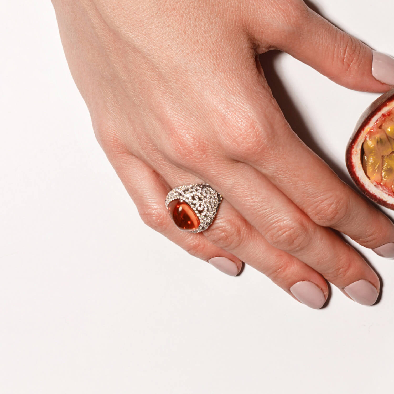 Кольцо с оранжевым сапфиром, бриллиантами из белого золота 750 пробы (арт. 91405)