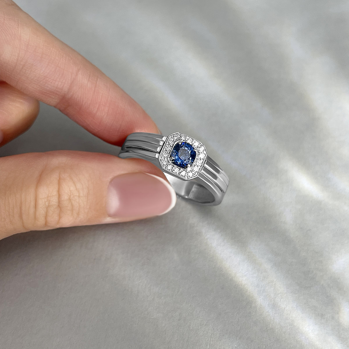 Мужское кольцо с сапфиром, бриллиантами из комбинированного золота 585 пробы, фото № 4
