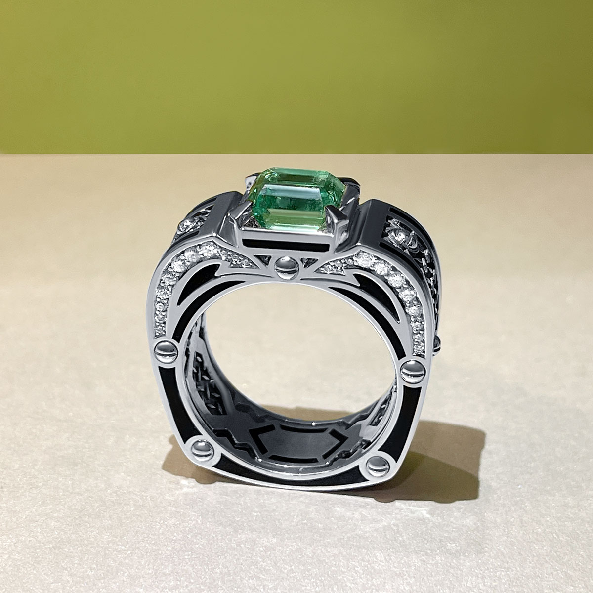 Мужское кольцо с изумрудом, керамикой, бриллиантами из белого золота 750 пробы, фото № 3