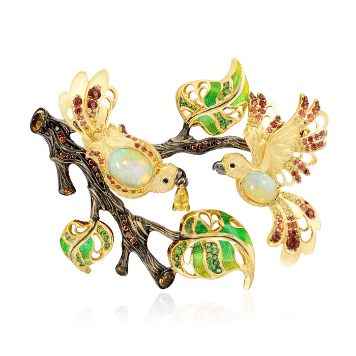 Брошь Две птички с опалом, эмалью, турмалином, демантоидом, тсаворитом, бриллиантами, сапфиром фантазийным из желтого золота 750 пробы (арт. 38127)