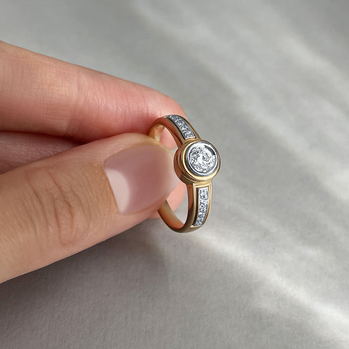 Мужское кольцо с бриллиантами из комбинированного золота 585 пробы, фото № 4