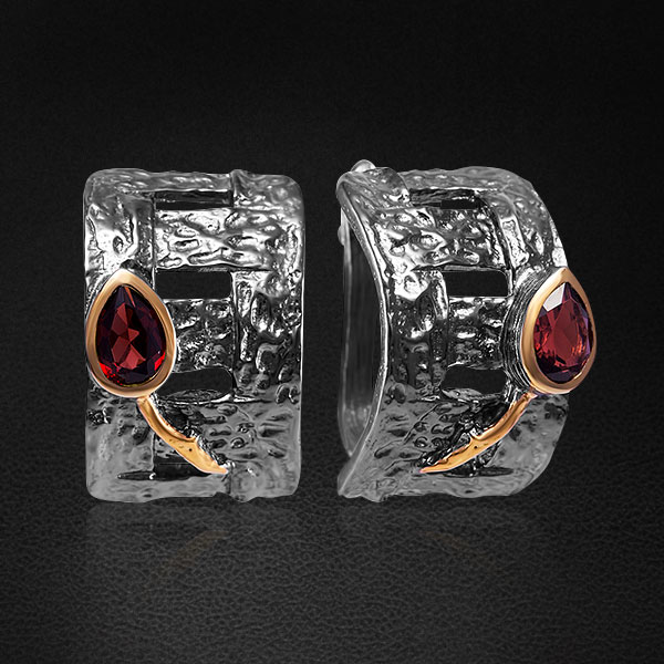 

Серьги из серебра 925 пробы с гранатами