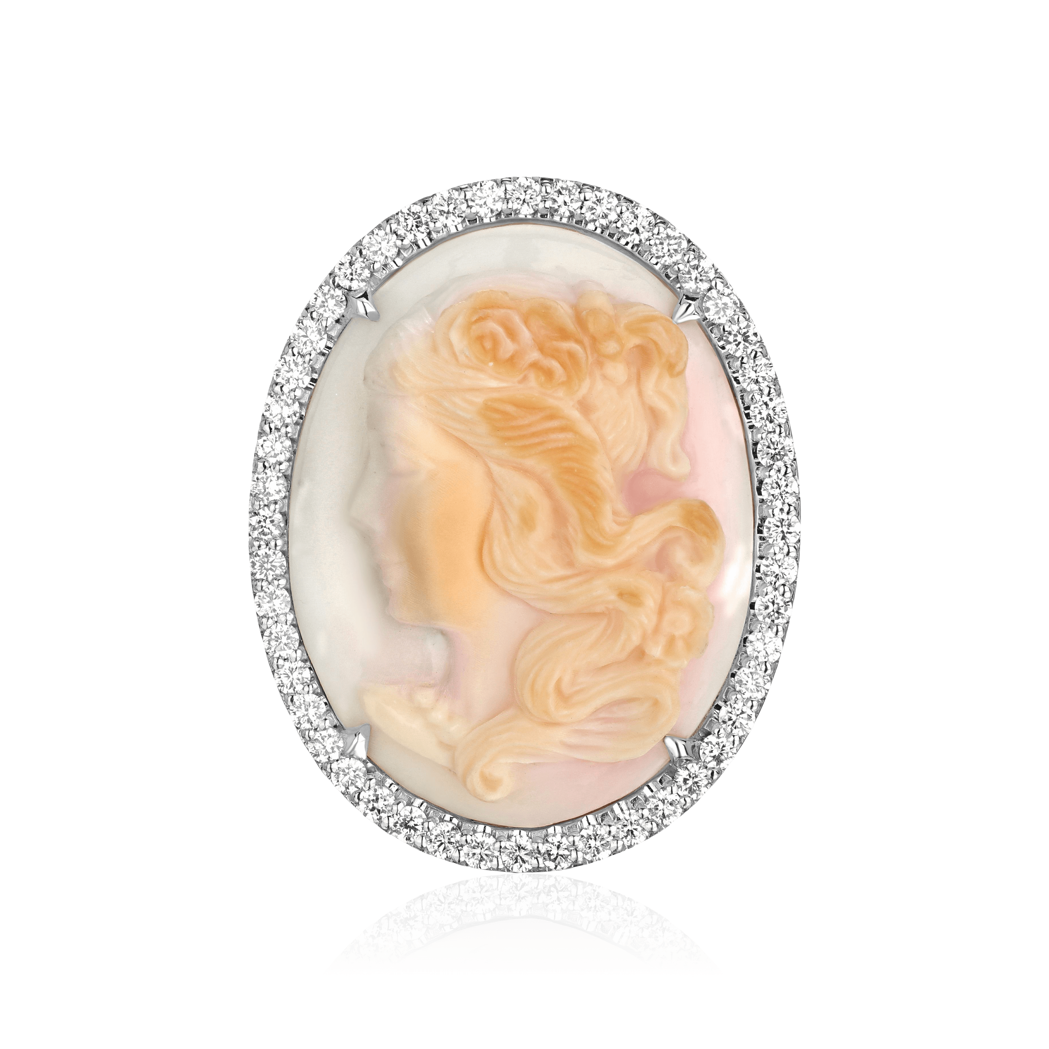 Кольцо с камеей на раковине, бриллиантами из белого золота 750 пробы (арт. 102611)
