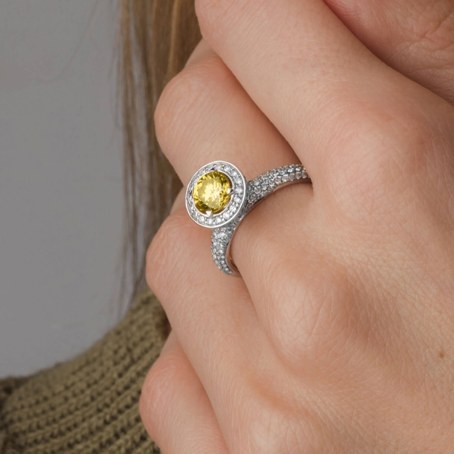 Кольцо с желтым и белыми бриллиантами из белого золота 750, фото № 1