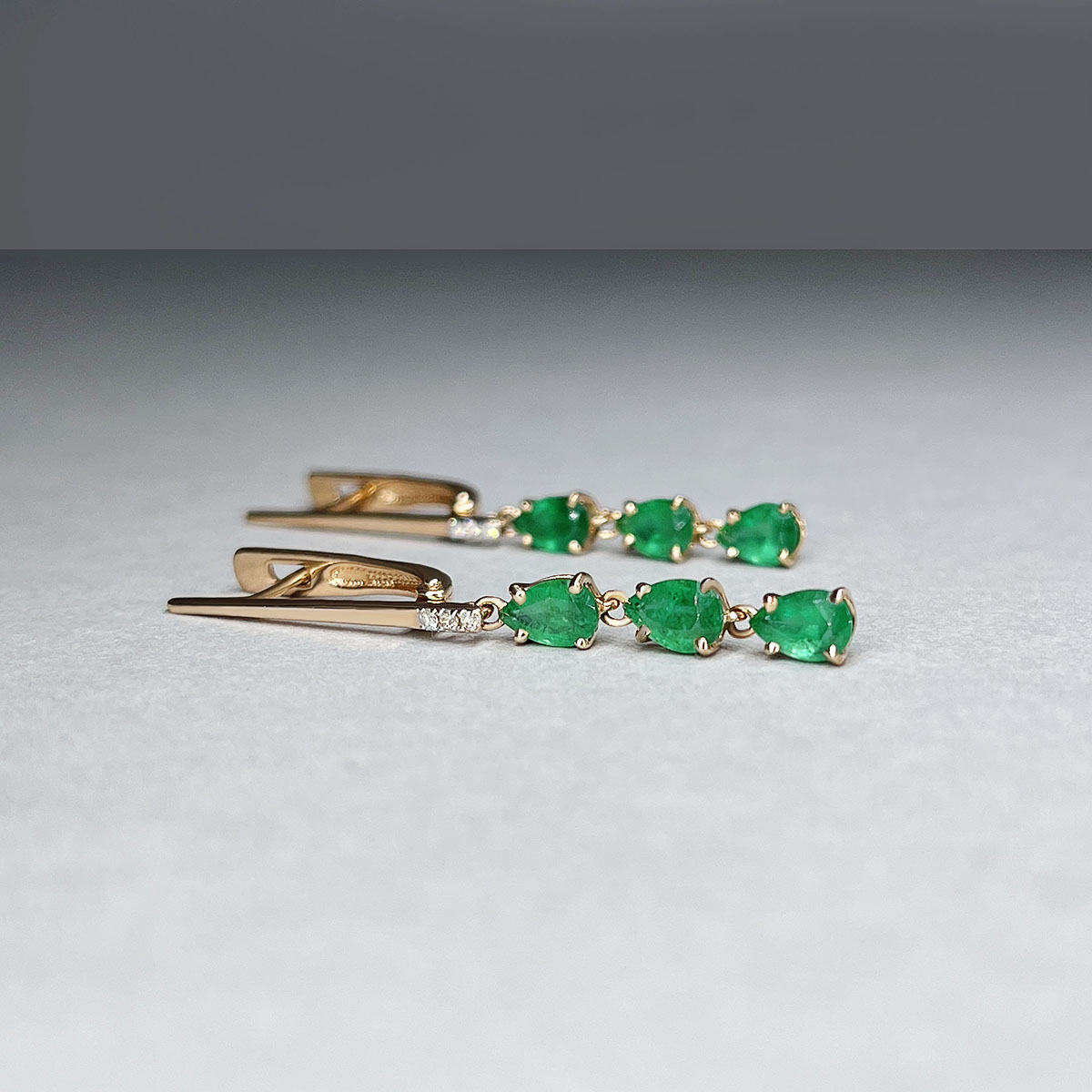 Серьги с бриллиантами, изумрудом из красного золота 585 пробы, фото № 2