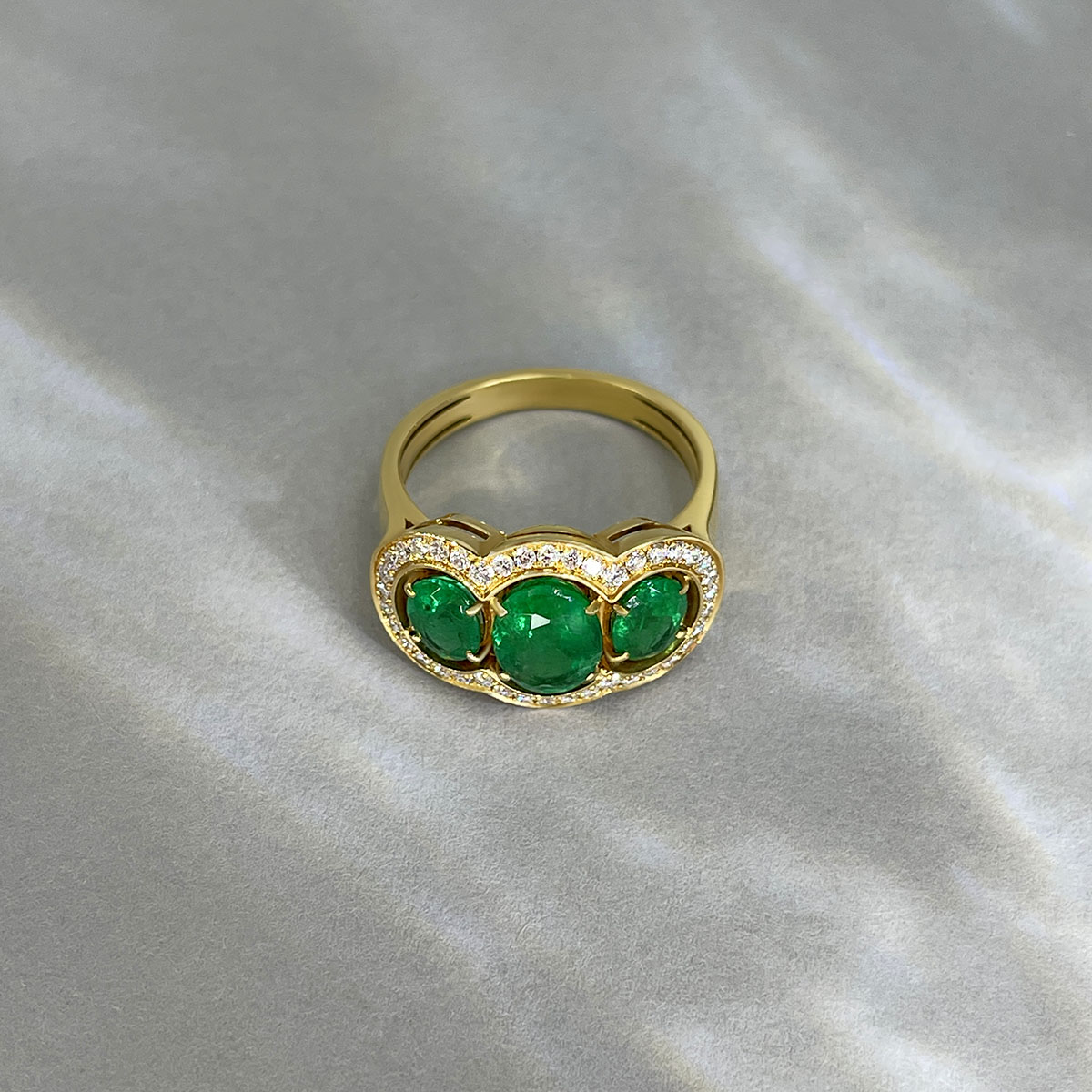 Кольцо с изумрудом, бриллиантами из желтого золота 750 пробы, фото № 2