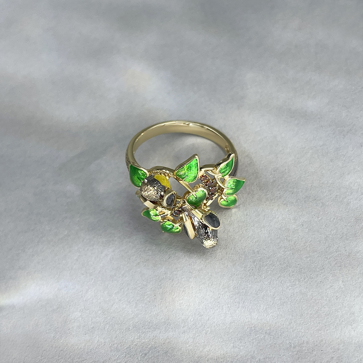 Кольцо с бриллиантами, эмалью из комбинированного золота 585 пробы, фото № 2