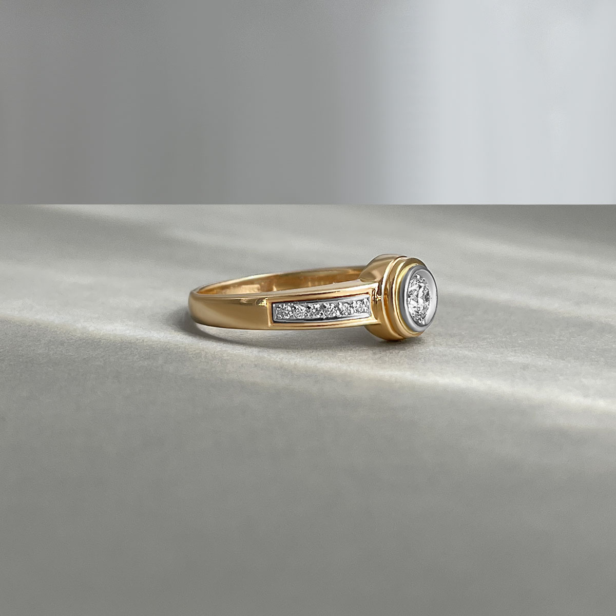 Мужское кольцо с бриллиантами из комбинированного золота 585 пробы, фото № 3