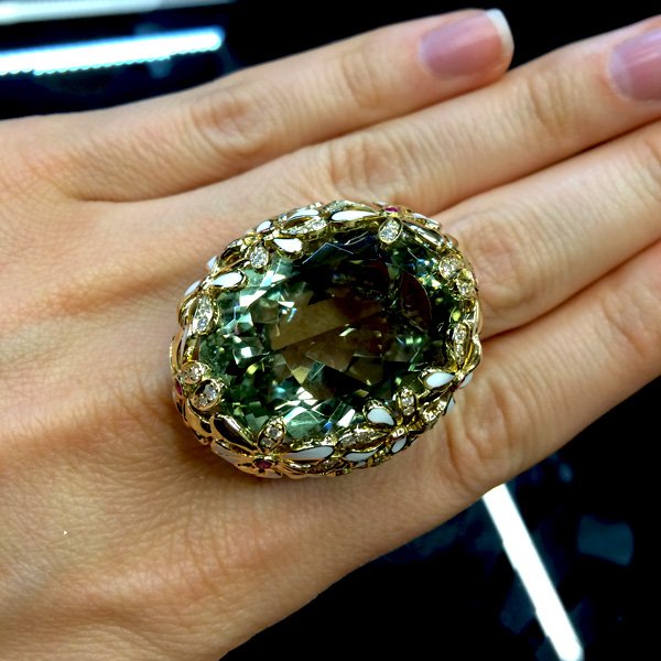 Кольцо с празиолитом, цветными сапфирами, эмалью и бриллиантами в белом и желтом золоте 750 пробы, фото № 6
