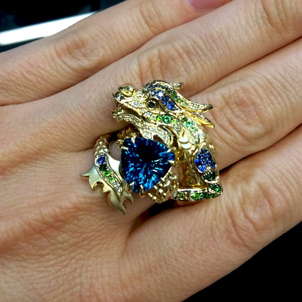 Кольцо Дракон с цветными камнями и бриллиантами в желтом золоте 750 пробы, фото № 2
