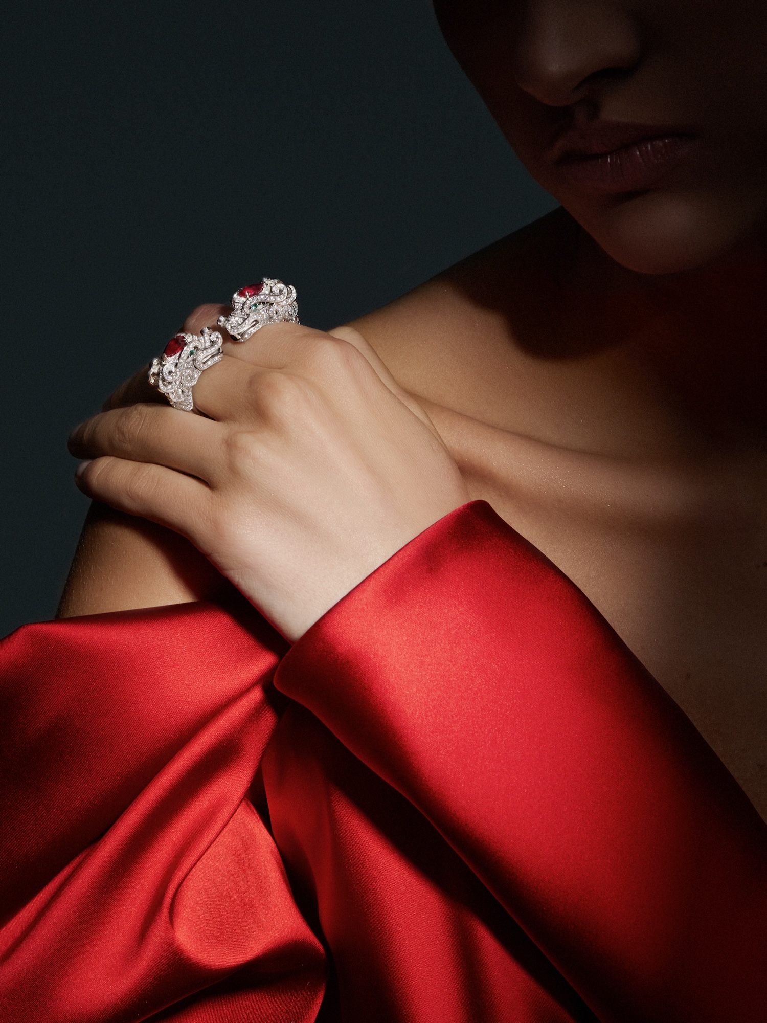 Кольцо Дракон с рубинами, изумрудами, бриллиантами из белого золота 750 пробы, фото № 3