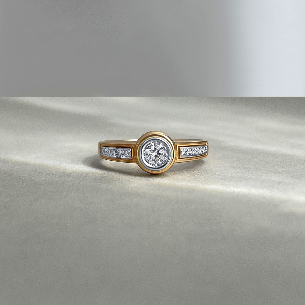 Мужское кольцо с бриллиантами из комбинированного золота 585 пробы, фото № 2