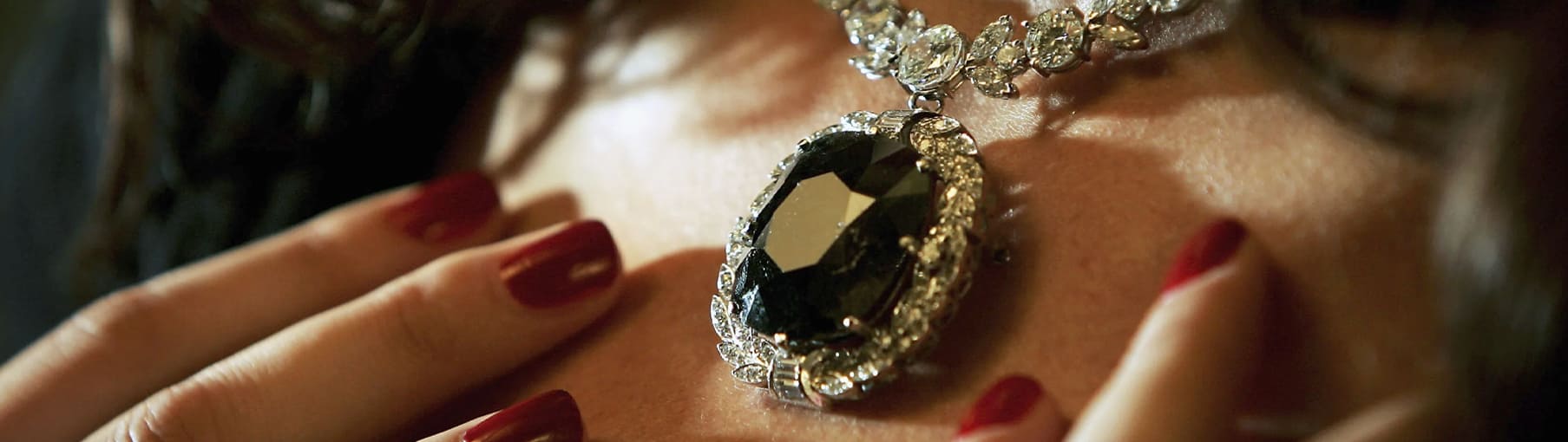 Черные камни в ювелирных украшениях: топ драгоценных и полудрагоценных камнейчерного цвета