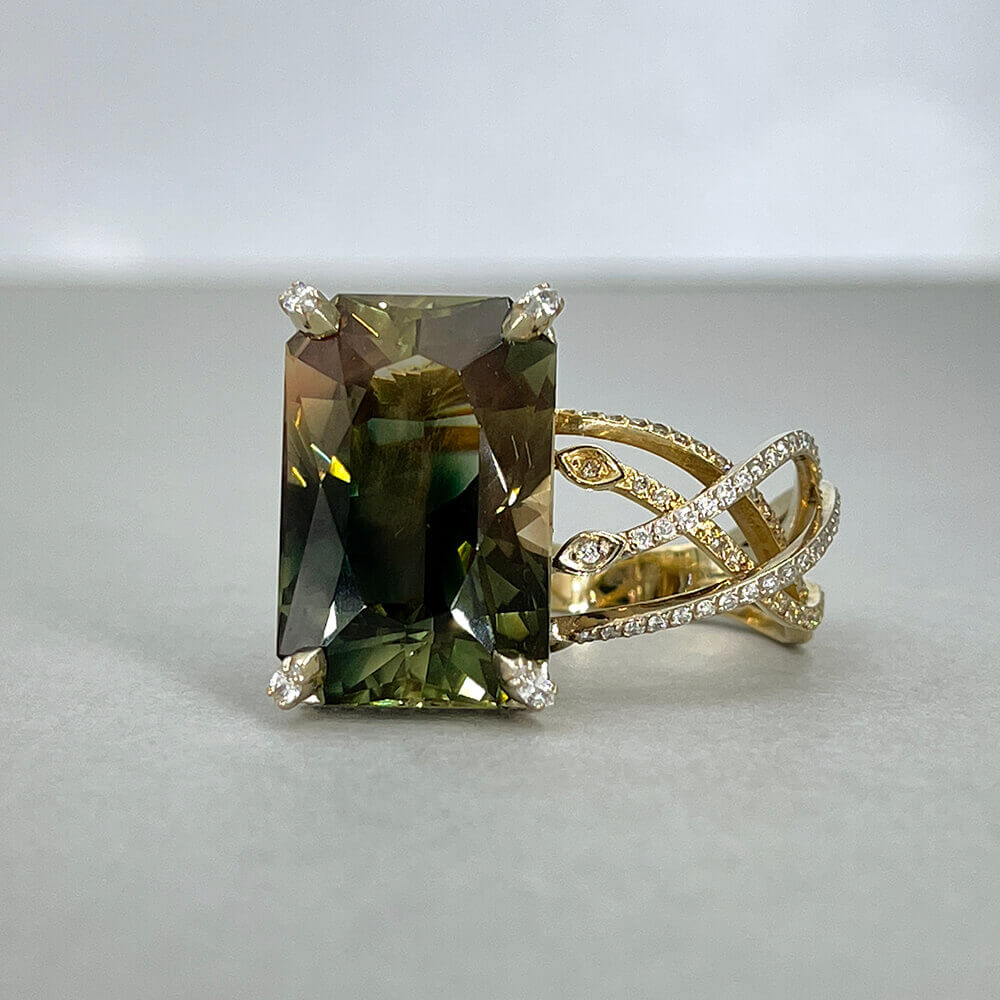 Авторское кольцо с орегонским солнечным камнем и бриллиантами из желтого золота 585 пробы, фото № 1