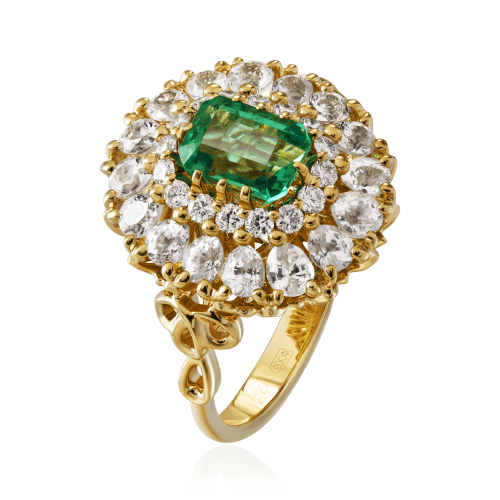 Кольцо с белыми сапфирами, бриллиантами, изумрудом из желтого золота 750 пробы (арт. 70725)