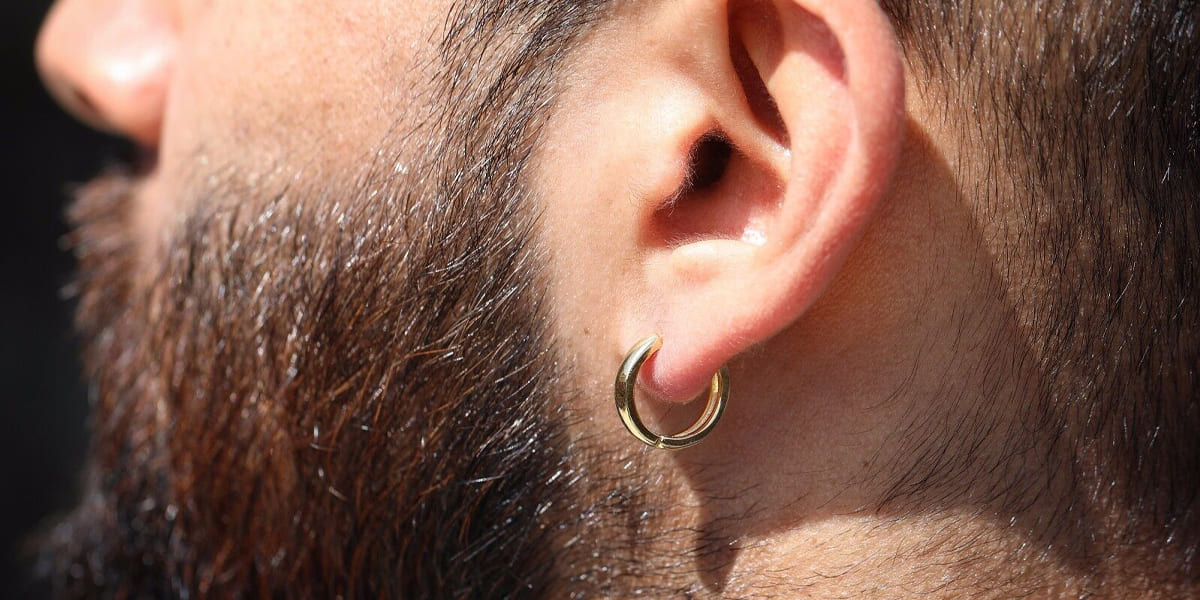 В каком ухе носят серьгу мужчины нетрадиционной. Парень с серьгой. Мужские серьги в ухо.